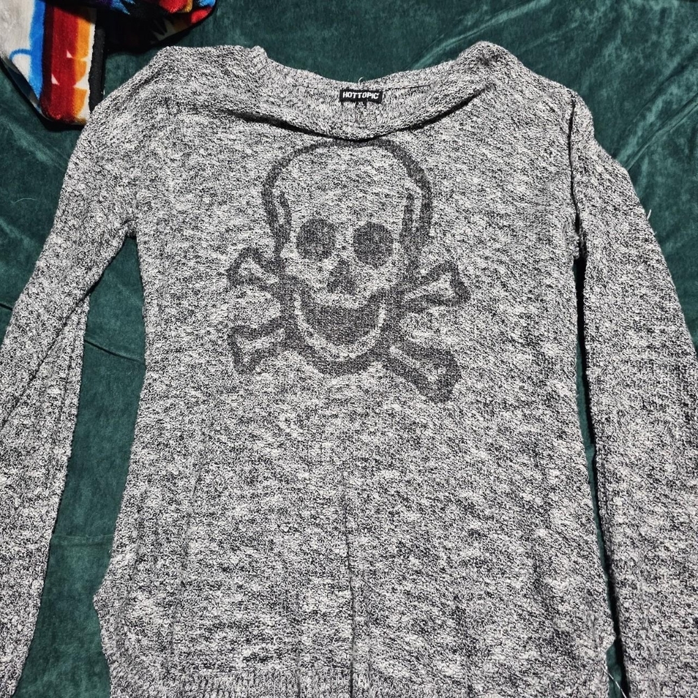 Extra Large Skull Hot Topic Sweater Bundle - image 4
